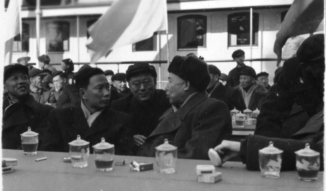 1960年1月18日，南京長江大橋正式開工。（左起惠浴宇、彭敏、彭沖）